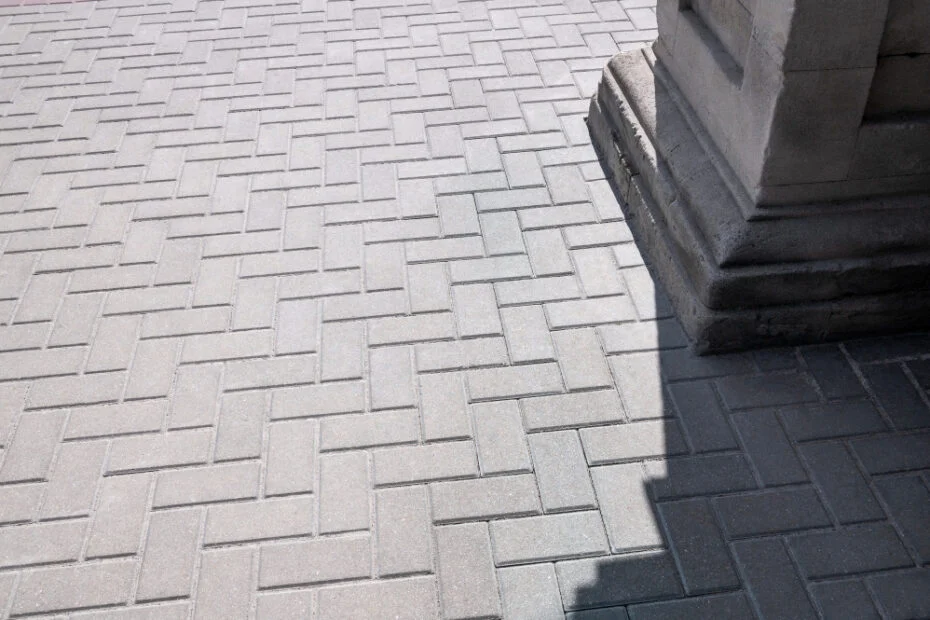 Como instalar paver de concreto em áreas externas? 1 piso de concreto