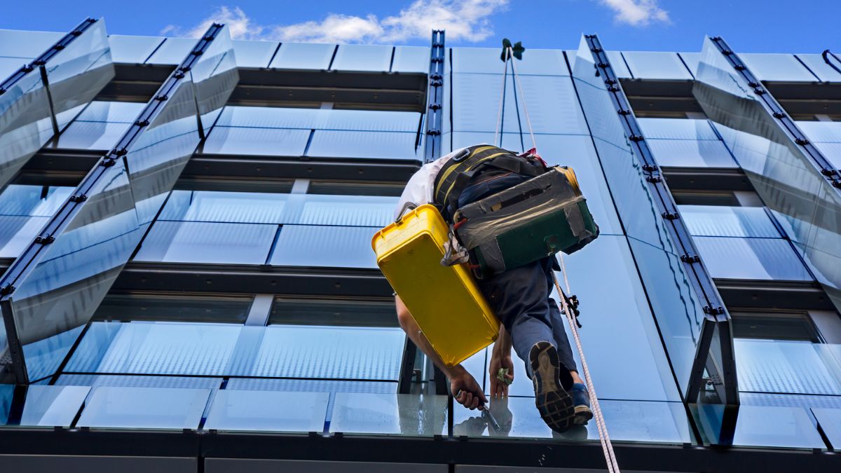 Manutenção e Limpeza de Fachadas de Vidro: Preservando a Estética e Durabilidade 15 Manutenção e Limpeza de Fachadas de Vidro: Preservando a Estética e Durabilidade